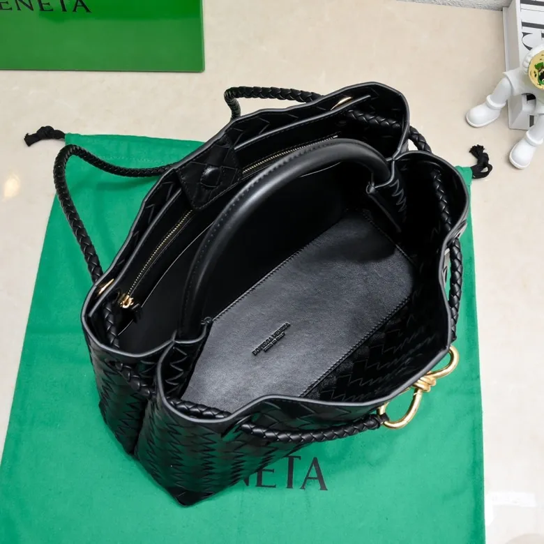 The 2023 new Andiamo batch of 2260 BV has been shipped‼ ️Really popular🔥The new Andiamo woven handbag launched by Bottega Veneta this season is really popular all over the world! ! Celebrities at home and abroad have worn it, and Oscar-winning actress Michelle Yeoh has taken it out on the street. Song Jia, Trai Yara, Yu Feihong, Sanji Ayaka, Rosie Hunting-Whiteley, Yoshioka Riho, etc. have all picked up this bag. It is classic and versatile, showing off its temperament, and the bag capacity is also large, which is very convenient for daily commuting! ! A variety of carrying methods, the shoulder straps can be adjusted by yourself, the original lambskin feels soft and delicate, and the unisex style breaks gender boundaries and brings a more practical and longer-lasting use experience. Andiamo, which has both elegant and casual styles, perfectly interprets the true appearance of "fashionable old money style". Style number: 8463 Size: 32*24*12